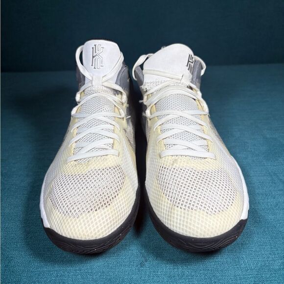 Size 7Y/8.5Women - Nike Kyrie Flytrap 5 shoes - Picture 5 of 9
